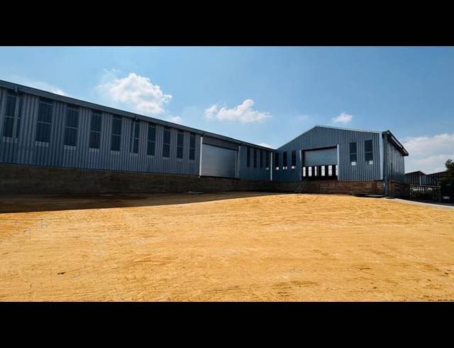 3,740M² WAREHOUSE TO LET IN CHAMDOR